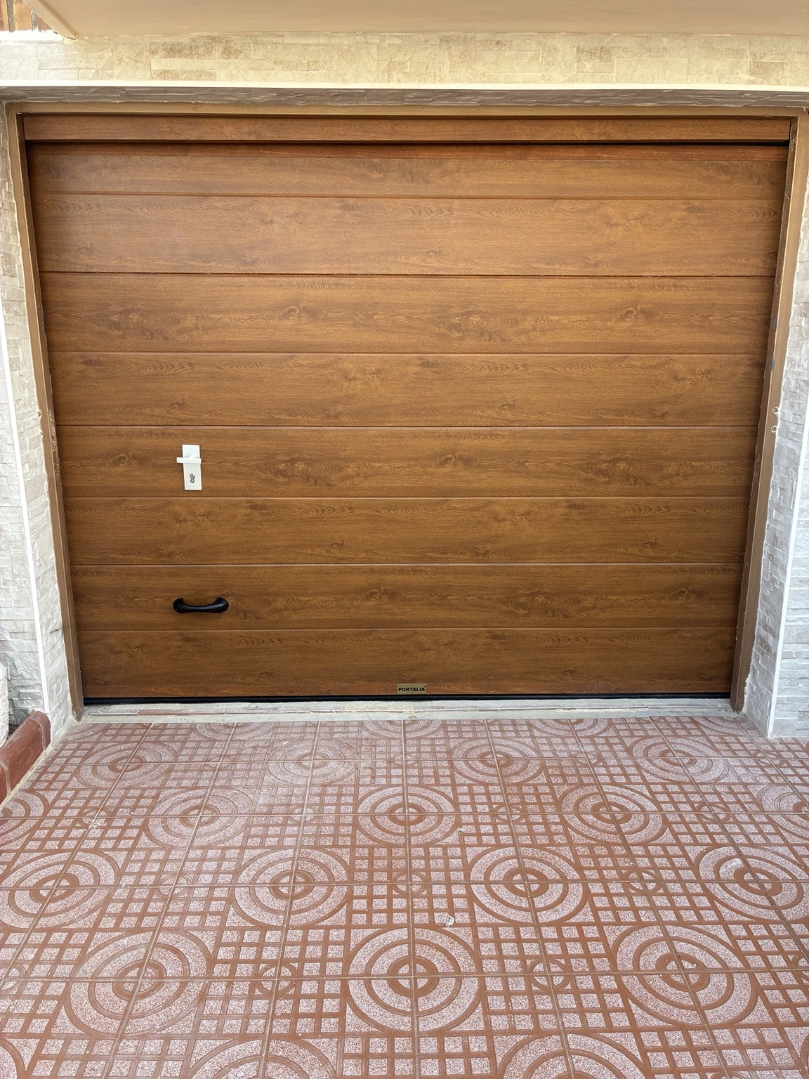 Sustitución de puerta antigua por una seccional en Beniparrell