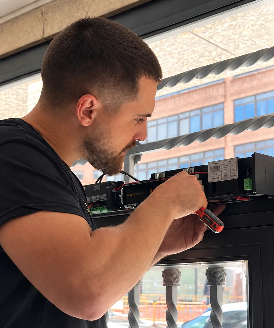 Artem trabajando en un automatismo de puerta